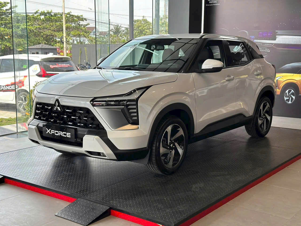 x force trang noc den MÀU XE MITSUBISHI X FORCE - CHỌN MÀU XE X FORCE PHÙ HỢP VỚI PHONG THỦY